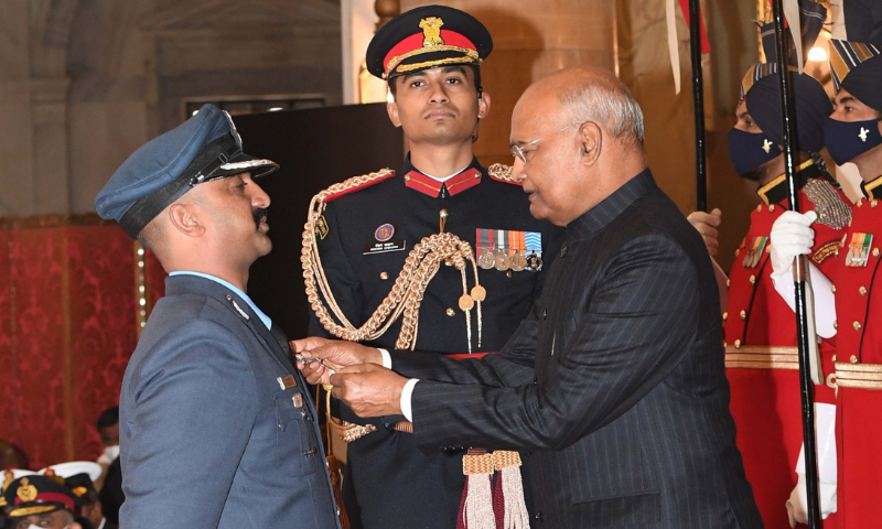 Indian President Ram Nath Kovind (R) confers the Vir Chakra award on Indian Air Force (IAF) pilot Abhinandan Varthaman (L) at the Presidential Residence on Monday. — Photo via President of India Twitter